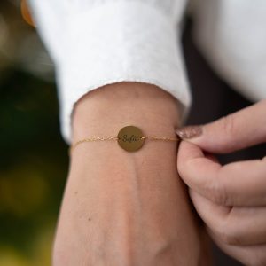 Gouden dames armband met graveerbaar schijfje