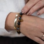 Tijgeroog armband met lavasteen en larvakiet – 8 mm natuursteen